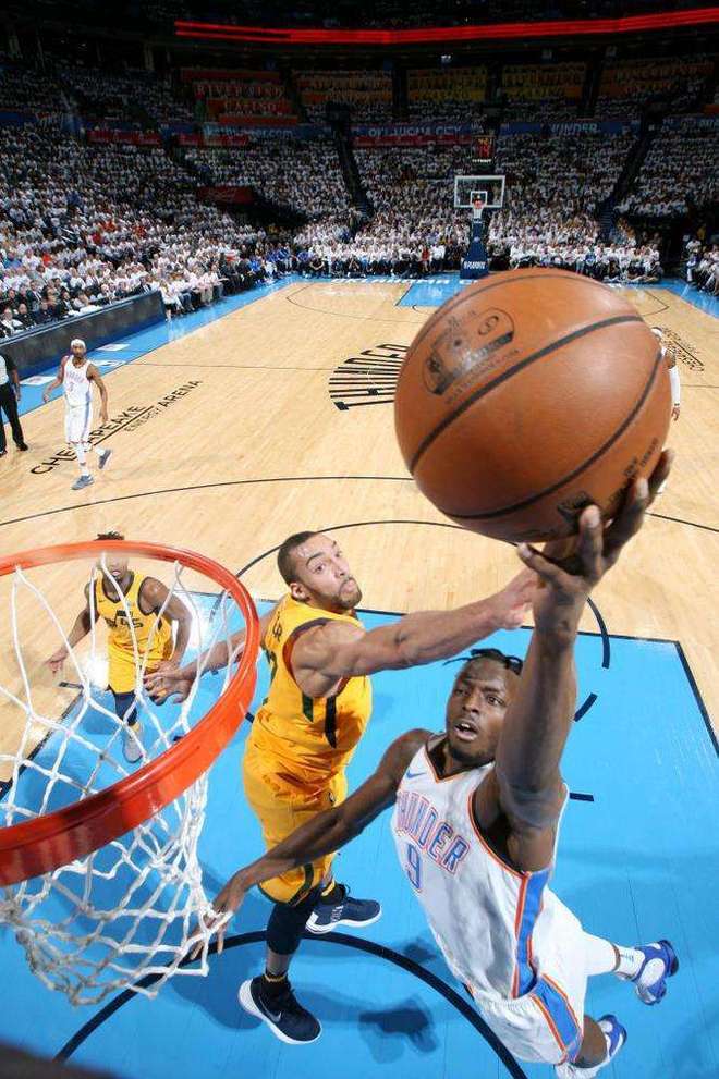 猛龙绝地反击76人，费沃斯送出助攻的简单介绍