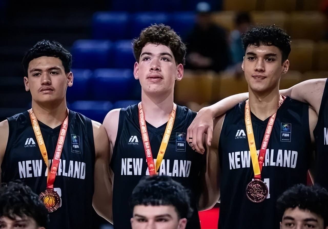 快船轻取日本男篮，艾顿一己之力扛起全队