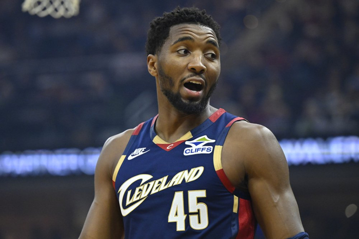 火箭横扫尼克斯，米切尔高光表现