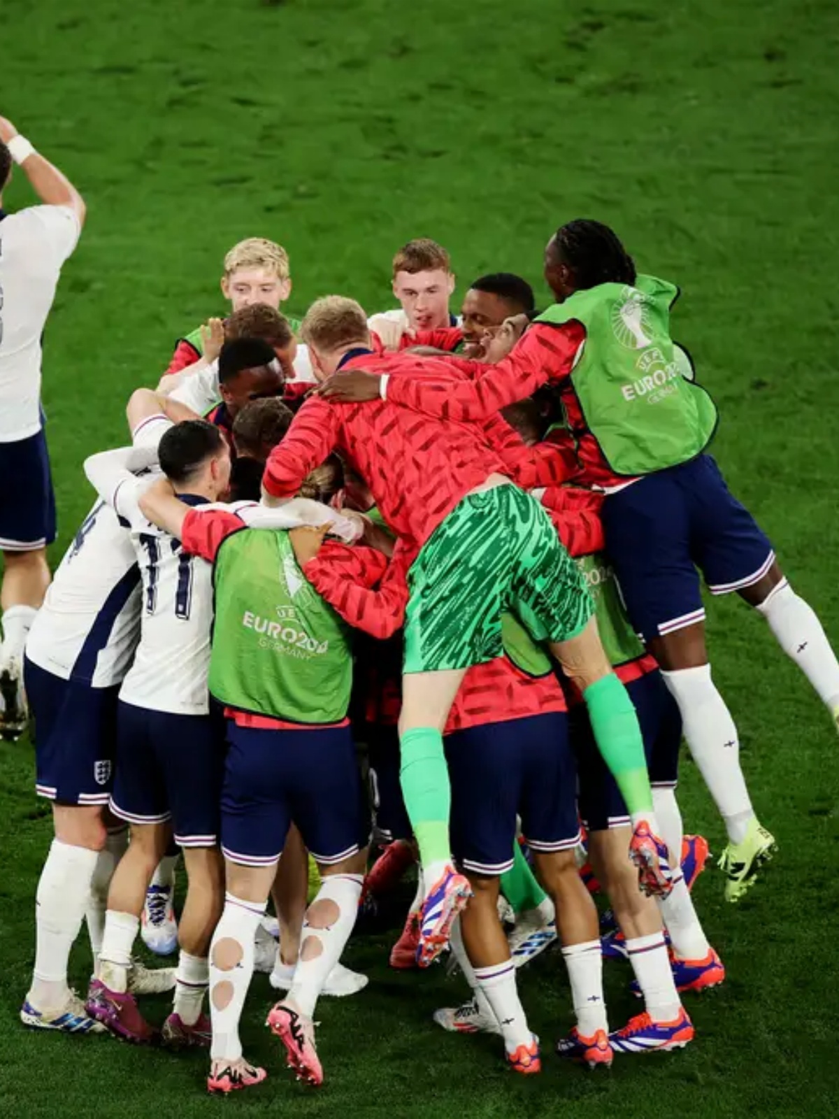 英格兰队完胜瑞典队，梁靖崑关键制胜