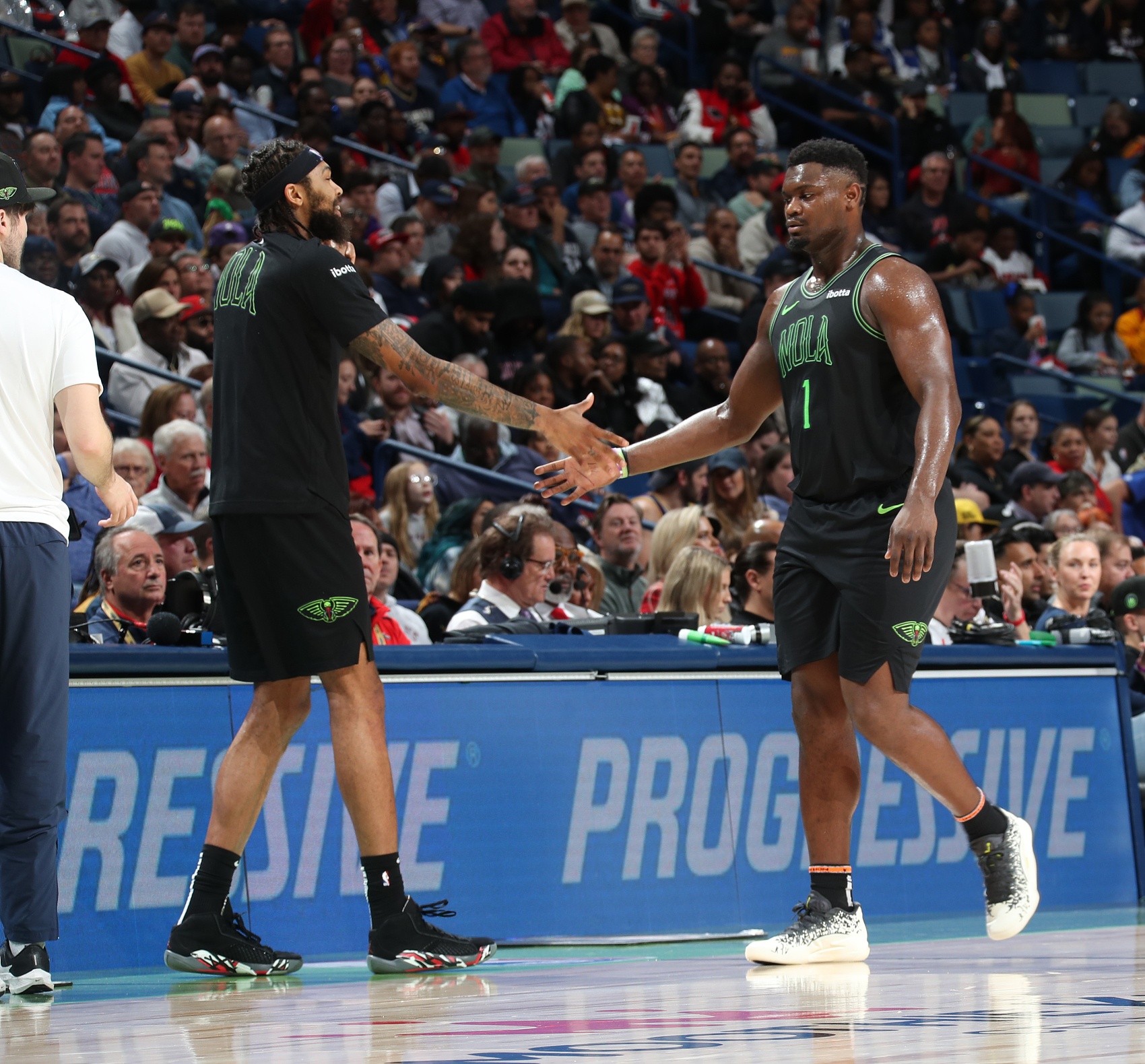 太阳完胜76人,锡安点燃赛场 太阳完胜76人,锡安点燃赛场